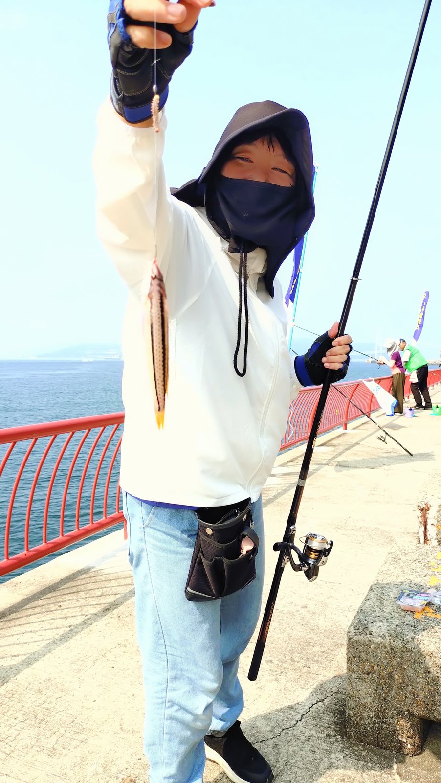 釣った魚を見せる参加者