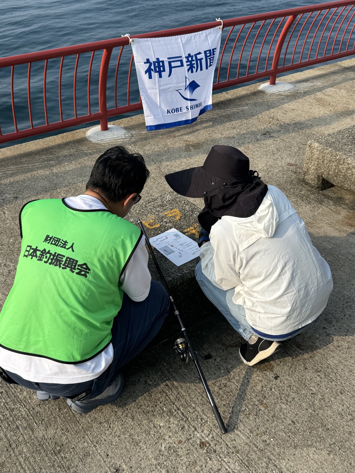 資料を使ってウキ釣りの基本を説明する講師